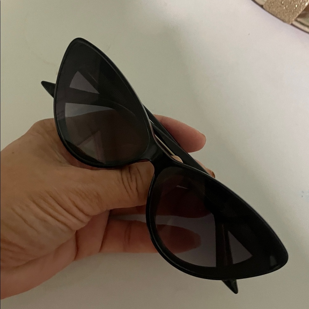 Elegant Black Cat-Eye Sunglasses